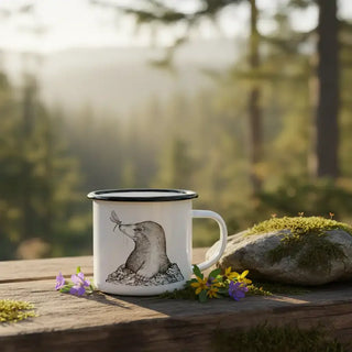 Handgemaakte emaille mok Malwina 300ml van Ligarti, in een natuurlijke buitenomgeving