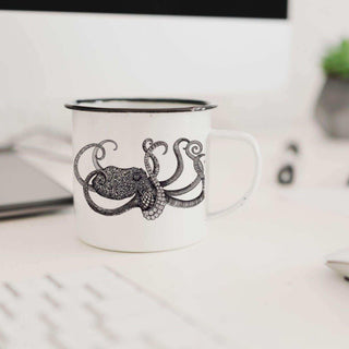 Emaille mok met octopusillustratie op een bureau met papieren en een beeldscherm