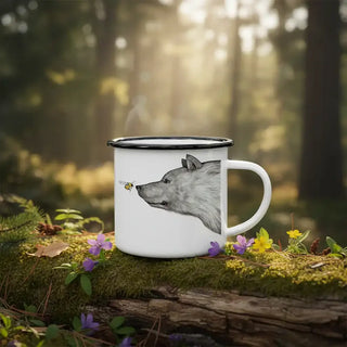 Witte emaille mok met illustratie van een wolf en een bij op een bemoste boomstam