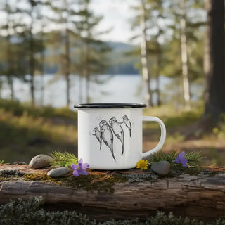 Handgemaakte emaille mok otters 300ml van Ligarti, in een natuurlijke buitenomgeving