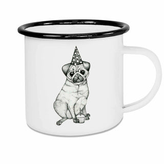 Emaille mok met zwarte rand en illustratie van een mopshond met feestmuts en cupcake