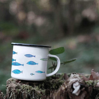Handgefertigter Emaille-Becher mit Fischschwarm 300ml - Het Adres
