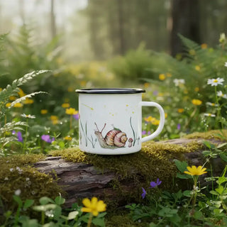 Handgemaakte emaille mok slak 300ml van Ligarti, gebruikt in een groene bosomgeving