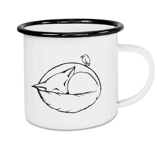 Witte emaille mok met zwarte rand en lijntekening van een slapende vos met vogel