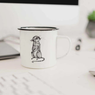 Witte geëmailleerde mok met zwarte rand en fijne illustratie van een staande muis op een bureau