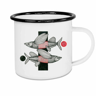 Witte emaille mok met zwarte rand en illustratie van twee vliegende vissen met rode details