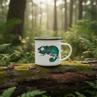 Emaille mok met groene kameleonillustratie op een met mos begroeide boomstam in het bos