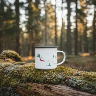 Handgemaakte emaille mok Wintervossen 300ml van Ligarti, gebruikt in een groene bosomgeving