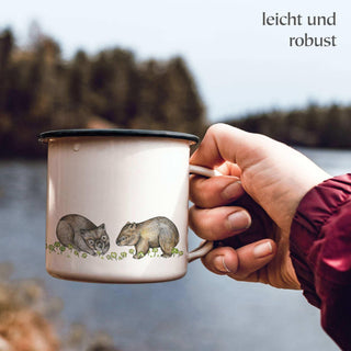 Handgemaakte emaille mok Wombats 300ml van Ligarti, in de hand met formaat en illustratie duidelijk zichtbaar