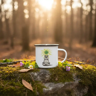Emaille mok met mediterende beer op een met mos begroeide steen in het bos