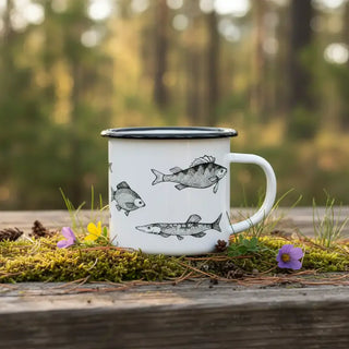 Handgemaakte emaille mok zoetwatervis 300ml van Ligarti, in een natuurlijke buitenomgeving