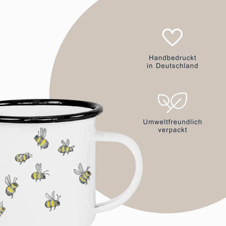 Emaille mok met bijenprint naast iconen voor handbedrukking en milieuvriendelijke verpakking