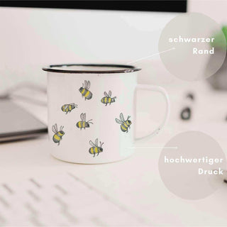 Emaille mok met bijenprint op tafel, uitgelicht met zwarte rand en hoogwaardige druk