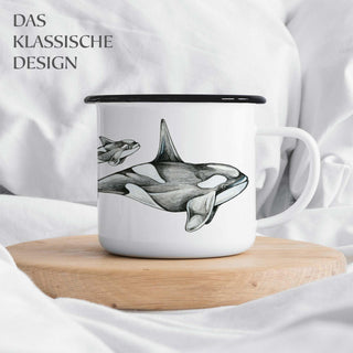 Ligarti emaille mok met orka-illustratie op een houten plank