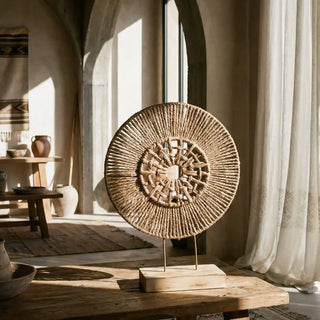 Deco object Helia geweven houtlook op standaard H46cm van Lolaa, toegepast in een sfeervolle interieursetting