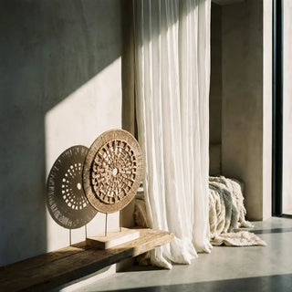 Deco object Helia geweven houtlook op standaard H55cm van Lolaa, toegepast in een sfeervolle interieursetting