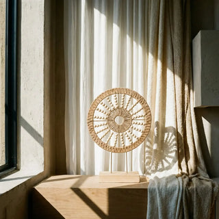 Deco object Solara hout en kralen op standaard H46cm van Lolaa, toegepast in een sfeervolle interieursetting