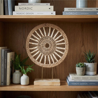 Deco object Solara hout en kralen op standaard H56cm van Lolaa, tijdens het reinigen of beschermen van textiel