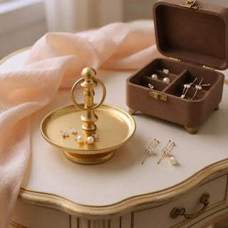 Etagère Prestige Gold – 19 cm – 1 Laags van Lolaa, tijdens het reinigen of beschermen van textiel