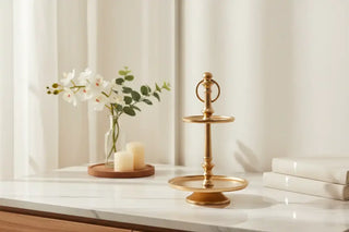 Etagère Prestige Gold – 32 cm – 2 Laags van Lolaa, toegepast in een sfeervolle interieursetting