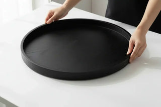 Schaal zwart hout 60cm van Lolaa, van opzij met zicht op vorm en constructie