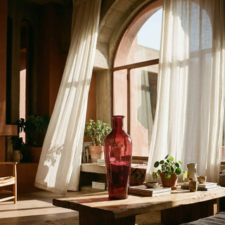 Vaas Marbella gerecycled glas donkerroze Ø29x74 cm van Lolaa, toegepast in een sfeervolle interieursetting