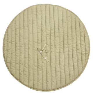 Olijfgroene ronde Bamboo Leaf-speelmat met doorgestikte lijnen en los bamboespeeltje.