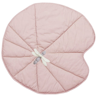 Roze Water Lily-speelmat in bladvorm met los naturel en lavendelkleurig libellespeeltje.