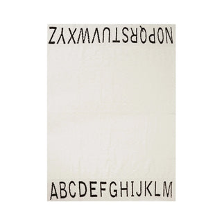Naturelkleurige ABC-babydeken met zwarte alfabetletters langs de uiteinden.