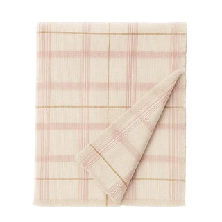 Gevouwen Tartan-sprei met roze ruitpatroon op witte achtergrond.