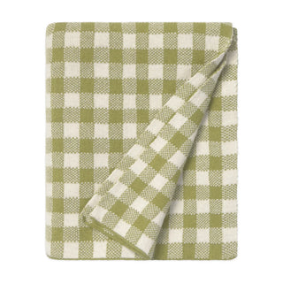 Gevouwen naturel deken met groene ruiten.