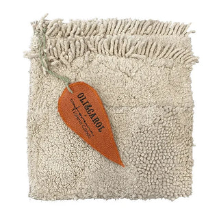 Naturel stoffen boek met franjes en een oranje wortel op de omslag.