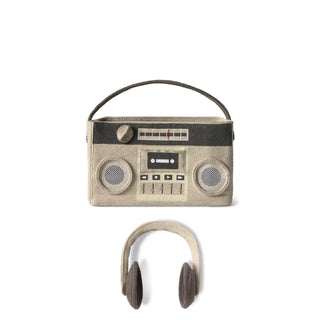 Opbergmand in de vorm van een radio met een losse stoffen koptelefoon.