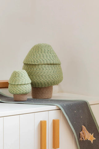 Grote groene boommand rechts naast een kleine boommand.