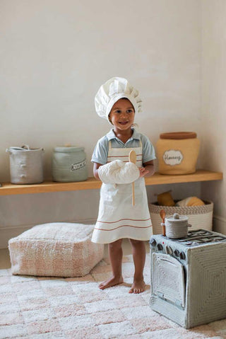 Kind met koksmuts en schort uit de Little Chef speelset