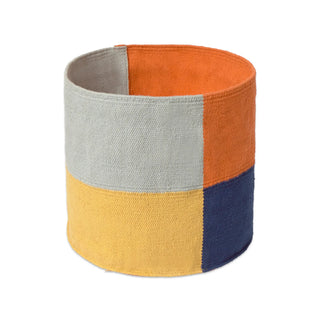 Color Grid-mand met gekleurde vlakken op witte achtergrond.