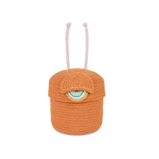 Oranje alienmand met één blauw oog en twee roze antennes.