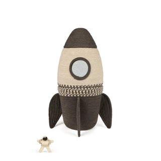 Grote raketvormige mand met ronde opening en losse astronautfiguur.