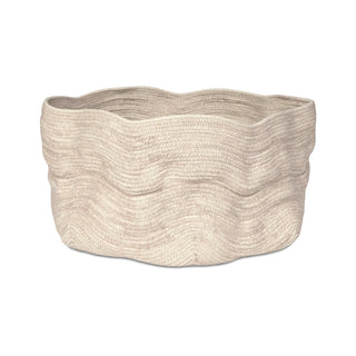Brede naturel Stoashed-mand met golvende structuur op witte achtergrond.