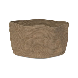 Brede bruine Stoashed-mand met golvende structuur op witte achtergrond.