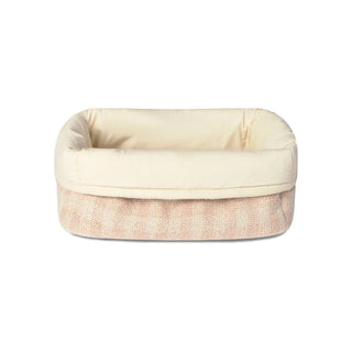 Rechthoekige mand met roze ruiten en een ivoorkleurige binnenzijde.