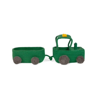 Groene tractormand met aanhanger op witte achtergrond.