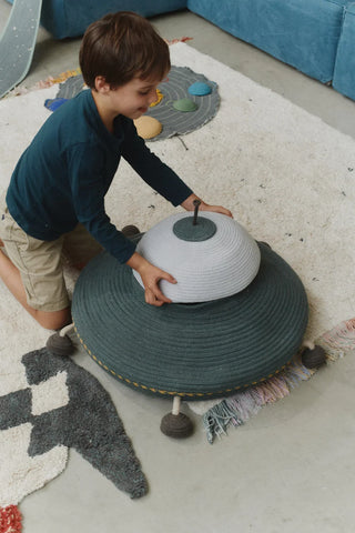 Kind opent de koepel van een UFO-mand.
