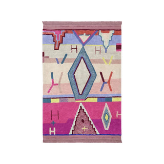 Vloerkleed met veelkleurige geometrische motieven.