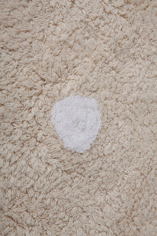 Detail van een witte stip en de beige pool van het Biscuit-vloerkleed.