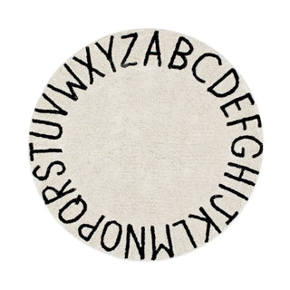 Rond Lorena Canals ABC-vloerkleed in naturel met zwarte alfabetletters.