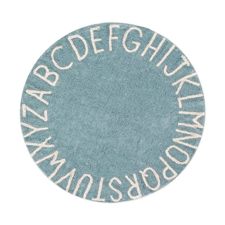 Rond ABC-vloerkleed in vintageblauw met naturel alfabetletters.