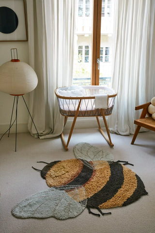 Bijvormig vloerkleed op een kinderkamervloer.