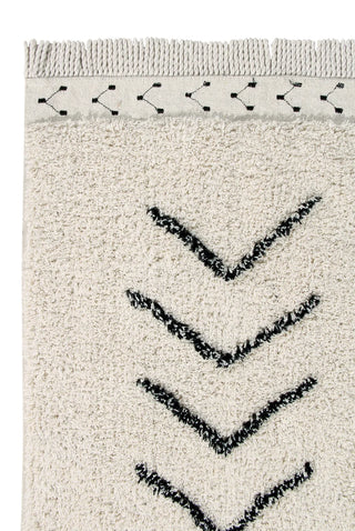 Detail van naturel Bereber Rhombs-vloerkleed met zwarte stiksels en franjes.