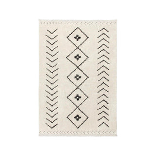 Licht vloerkleed met donkere ruiten en chevrons.
